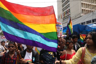25 Haziran 2023, Kolkata, Hindistan: Geleneksel LGBTQ Onur Yürüyüşü sırasında LGBTQ topluluğunun üyeleri ve destekçileri gökkuşağı bayrağı taşımaktadır. 25 Haziran 2023 'te Kolkata, Hindistan' da