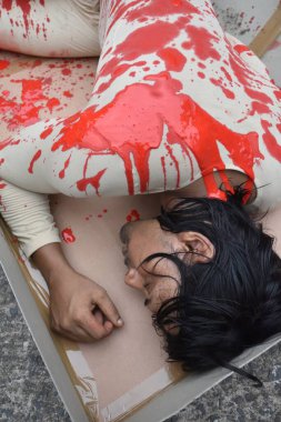 15 Ağustos 2023, Kolkata, Hindistan. Hayvan severler tepsilerde insan eti ve hayvan sömürüsüne karşı fabrika çiftçiliği ve afişlere maruz kalan hayvanların dokunaklı bir görsel temsili ile protesto gösterisi düzenlediler.