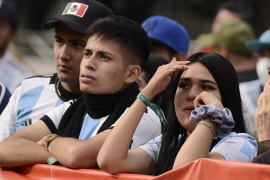 18 Aralık 2022, Mexico City, Meksika: Arjantinli taraftarlar FIFA Dünya Kupası finalinde takımlarını desteklemek için Devrimin Anıtı 'nda düzenlenen FIFA fan festivaline katıldılar. 18 Aralık 2022 'de Mexico City' de