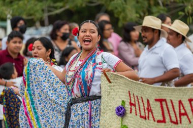 22 Temmuz 2023, Oaxaca de Juarez, Meksika: Guelaguetza 2023 şenlikleri kapsamında 'Delegeler Geçidi' sırasında 30 delegasyondan dansçılar ve müzisyenler katılıyor