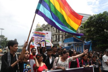 25 Haziran 2023, Kolkata, Hindistan: Geleneksel LGBTQ Onur Yürüyüşü sırasında LGBTQ topluluğunun üyeleri ve destekçileri gökkuşağı bayrağı taşımaktadır. 25 Haziran 2023 'te Kolkata, Hindistan' da