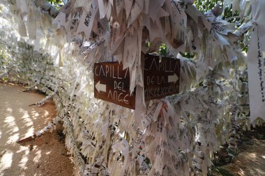 24 Mayıs 2023, Cancun, Meksika: Cancun Ormanı 'ndaki tapınakta gerçekleştirilen dilekleri ve mucizeleri için müteşekkir Mary Undo of Knots' a verilen kurdelelerin genel görünümü