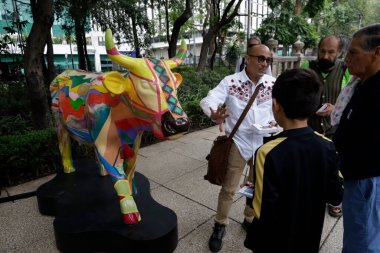 23 Temmuz 2023, Mexico City, Mexico: Plastik sanatçılar tarafından müdahalede bulunan 50 'den fazla fiberglas inek Mexico City' deki Mexico City İnek Yürüyüşü kapsamında Reforma Bulvarı 'nda sergilenmektedir. 23 Temmuz 2023 'te Mexico City, Meksika