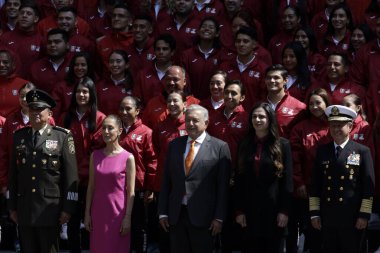 15 Haziran 2023, Mexico City, Meksika: Meksika Başkanı Andres Manuel Lopez Obrador ve Ulusal Fiziksel Kültür ve Spor Komisyonu Başkanı Ana Gabriela Guevara, San Salvador bayrak sallama töreninde