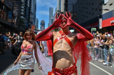 25 Haziran 2023 Toronto, Kanada: Binlerce insan Gay Pride Mart 2023 'ü kutlamak için Toronto şehir merkezinde toplandı, LGBTTTIQ + toplumunu desteklemek için şehrin ana caddelerinde yürüdüler.