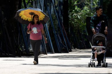 18 Haziran 2023, Mexico City: Mexico City hükümeti, Mexico City 'de 31. ve 33. sıcak hava dalgası sırasında Orange Alert' i aktif hale getirir. Meksiko 'da yaşayanlar günlük aktivitelerine devam ediyorlar..