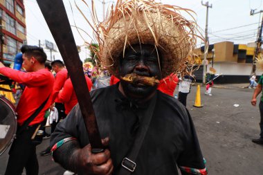 5 Mayıs 2023 'te Mexico City, Meksika' da Peon de los Baos mahallesinin sakinleri 5 Mayıs 1862 'deki Puebla Muharebesi anısına düzenlenen 93. Geçit töreninde yer aldı.