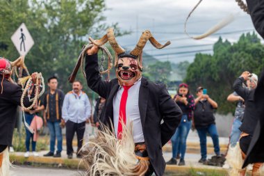 22 Temmuz 2023, Oaxaca de Juarez, Meksika: Guelaguetza 2023 şenlikleri kapsamında 'Delegeler Geçidi' sırasında 30 delegasyondan dansçılar ve müzisyenler katılıyor