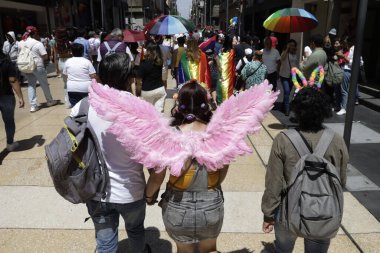 24 Haziran 2023, Mexico City: Mexico City 'deki XLV LGBTTTIQA + gurur yürüyüşüne yaklaşık 250.000 kişi katıldı. 24 Haziran 2023 'te Mexico City, Meksika