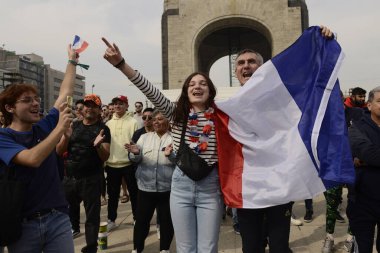 18 Aralık 2022, Mexico City, Meksika: Fransız taraftarlar FIFA Dünya Kupası finalinde Arjantin takımına karşı takımlarını desteklemek için devrim anıtında düzenlenen FIFA fan festivaline katıldılar. 18 Aralık 2022 'de Mexico City' de