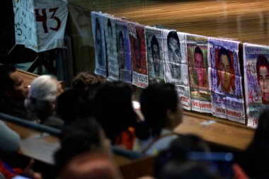 25 Temmuz 2023, Mexico City: Mexico City 'deki Tlatelolco Üniversitesi Kültür Merkezi' nde, Iguala olayının VI raporunda Normal de Ayotzinapa 'nın 43 öğrencisinin anne ve akrabaları