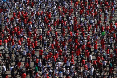 17 Haziran 2023 'te Mexico City, Meksika' da Meksiko City Zcalo 'daki Massive Boks Dersi sırasında Meksika boksu takımının liderliğindeki 100 kişilik kısım