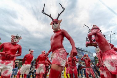 22 Temmuz 2023, Oaxaca de Juarez, Meksika: Guelaguetza 2023 şenlikleri kapsamında 'Delegeler Geçidi' sırasında 30 delegasyondan dansçılar ve müzisyenler katılır. 22 Temmuz 2023 tarihinde Oaxaca, Meksika 'da. Fotoğraf: Natalia Pescador / Eyepix Group)