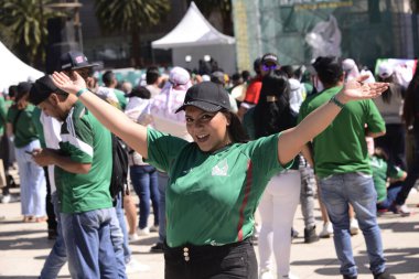 26 Kasım 2022, Mexico City, Mexico: Meksikalı taraftarlar, 26 Kasım 2022 tarihinde Mexico City, Mexico City 'de oynanan FIFA Dünya Kupası 2022' de Arjantin 'e karşı oynanan maçta Meksika' nın takımını desteklemek için devrim anıtındaki FIFA fan festivaline katıldılar.