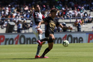 5 Şubat 2023 'te Mexico City, Meksika' da Pumas 'lı Juan Dinenno ve Atlas' lı Hugo Nervo, 2023 Olimpiyat Stadyumu 'ndaki kapanış turnuvası Atlas maçında top için mücadele ettiler.