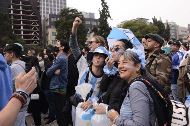 18 Aralık 2022, Mexico City, Meksika: Arjantinli taraftarlar FIFA Dünya Kupası finalinde takımlarını desteklemek için Devrimin Anıtı 'nda düzenlenen FIFA fan festivaline katıldılar. 18 Aralık 2022 'de Mexico City' de. Fotoğraf: Carlos