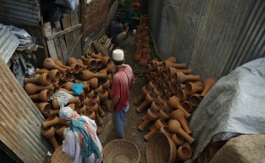 10 Ağustos 2023, Srinagar Kashmir, Hindistan: Kaşmir çömlekçileri Srinagar 'ın dışında bir fırın yakınında çalışıyorlar. Kaşmir düğünlerinde geleneksel müziğin kültürel önemi büyüktür.