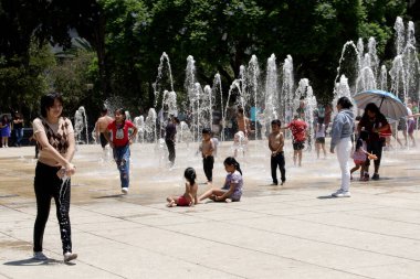 18 Haziran 2023, Mexico City, Meksika: Meksika 'daki Meksika Devrimi Anıtı' ndaki dans çeşmelerinde serinleyen insanlar, sıcaklığı 31 ila 33 derece arasında değişen üçüncü sıcak hava dalgası nedeniyle Orange Alert 'ın etkinleştirilmesi nedeniyle