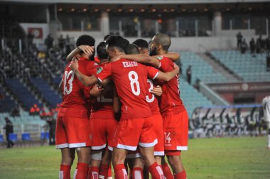 TUNIS, TUNISIA - NOVEMBER 16, 2021: Tunus takımı, Rades Olimpiyat Stadyumu 'nda Tunus ve Zambiya arasında oynanan 2022 Dünya Kupası elemelerinin golünü kutluyor