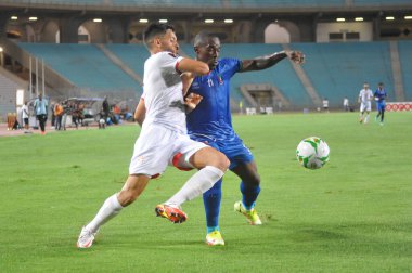 TUNIS, TUNISIA - Tunus takımından SEPTEMBER 3: Wajdi Kechrida (02) ve Ekvator Ginesi 'nden Owano Ndong (11), Tunus ve Ekvator Olimpiyat Stadyumu' nda oynanan 2022 Dünya Kupası elemeleri karşılaşmasında topa karşı mücadele etti.