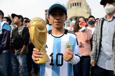 18 Aralık 2022, Mexico City, Meksika: Arjantinli taraftarlar FIFA Dünya Kupası finalinde takımlarını desteklemek için Devrimin Anıtı 'nda düzenlenen FIFA fan festivaline katıldılar. 18 Aralık 2022 'de Mexico City' de. Fotoğraf: Carlos