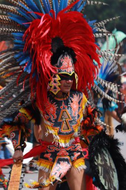 26 Temmuz 2023 'te Mexico City, Meksika' da Meksika Tenochtitlan 'ın kuruluş yıldönümünün 698. yıldönümü ve Meksika' nın Zcalo şehrinde ikinci zenital geçit törenine yerel mahalle sakinleri katıldı.