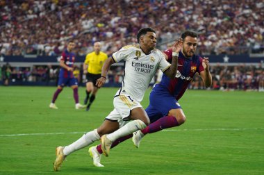29 Temmuz 2023, Arlington, Teksas, ABD: Real Madrid 'den Rodrygo ve Barcelona' dan Eric Garcia, Barcelona ile Real Madrid arasında oynanan Soccer Champions Tour maçında topu kovalıyorlar.