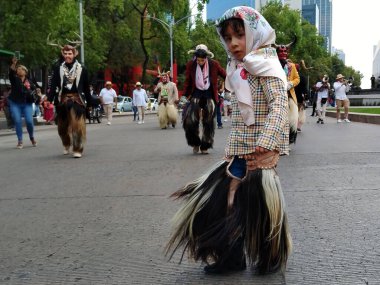 9 Ağustos 2023, Mexico City: Mexico City 'deki Reforma Bulvarı' ndaki Uluslararası Yerli Halk Günü 'nde Mega Calenda Geçidi' ne katılan çeşitli yerli örgütler. 9 Ağustos 2023 'te Mexico City, Meksika' da (Fotoğraf: Luis Ba