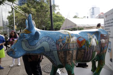 23 Temmuz 2023, Mexico City, Mexico: Plastik sanatçılar tarafından müdahalede bulunan 50 'den fazla fiberglas inek Mexico City' deki Mexico City İnek Yürüyüşü kapsamında Reforma Bulvarı 'nda sergilenmektedir. 23 Temmuz 2023 'te Mexico City' de (Fotoğraf: Luis Barron / 