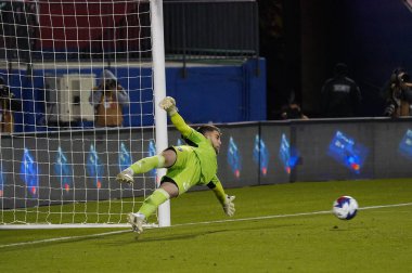 18 Mart 2023, Frisco, ABD: FC Dallas kalecisi Maarten Paes, Toyota Stadyumu 'nda FC Dallas ve Sporting KC arasında oynanan MLS maçının ikinci yarısında penaltı atışını durdurdu.