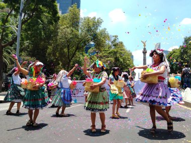 9 Ağustos 2023, Mexico City: Mexico City 'deki Reforma Bulvarı' ndaki Uluslararası Yerli Halk Günü 'nde Mega Calenda Geçidi' ne katılan çeşitli yerli örgütler. 9 Ağustos 2023 'te Mexico City, Meksika' da (Fotoğraf: Luis Ba