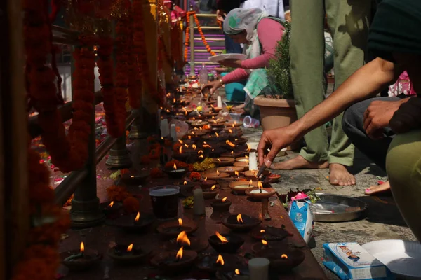 2023年5月28日 インドのシュリンガル カシミール カシミリ パンディット ヒンドゥー教徒 シュリンガル北東28キロメートルのツラムラ ガンダーバルにあるカリヤ バハニ寺院で宗教祭りの際に祈るように ろうそくを捧げる — ストック写真