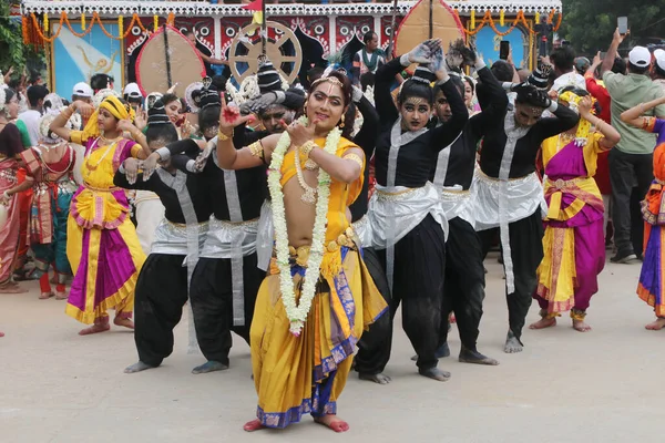 Juni 2023 Hætteklædt Indien Hindu Hengivne Perfrom Danser Foran Chariot - Stock-foto