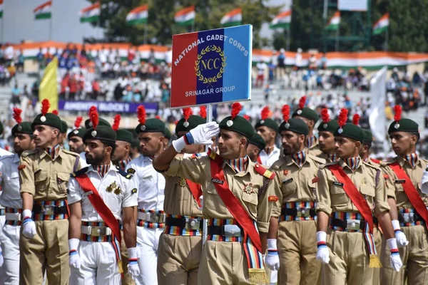 2023年8月15日 印度斯利那加 自豪而光荣地庆祝第77个独立日 看到国旗在斯利那加巴克什体育场升起时 那令人振奋的景象 2023年8月15日 印度斯利那加 — 图库照片