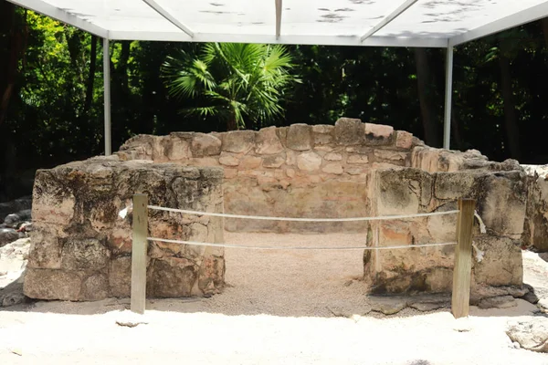 2023年5月23日 在墨西哥坎昆 圣米格利托考古区 一个有着八百年历史的遗址 探险家们在这里发现了令人印象深刻的恰克宫 近50处墓葬和各种各样的文物 既有当地的 也有国外的 — 图库照片