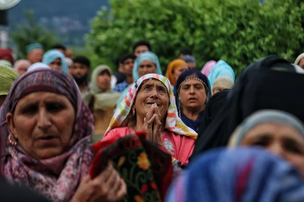2023年7月7日 印度斯利那加克什米尔 一名克什米尔穆斯林妇女在第三届伊斯兰教哈里发Hazrat Usman Ghani的忌日特别祈祷中 看到据信是先知穆罕默德胡子的遗物时做出了反应 — 图库照片