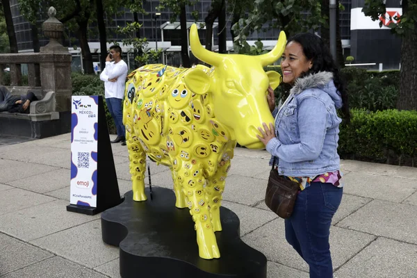 2023年7月23日 墨西哥城 超过50头玻璃纤维奶牛在Reforma大道展出 作为2023年墨西哥城牛游行 2023 Mexico City Cow Parade 的一部分 — 图库照片
