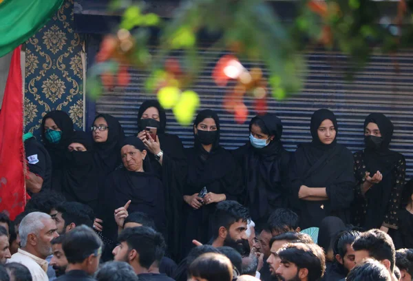 Julio 2023 Srinagar Cachemira India Mujeres Chiítas Luto Observan Una —  Fotos de Stock