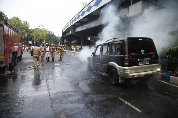 2023年5月31日 印度加尔各答 在繁忙的Ajc Bose路上 消防队员向着火的中型运动型通用车 Suv 导致其失火 2023年5月31日 加尔各答市没有人员伤亡 — 图库照片