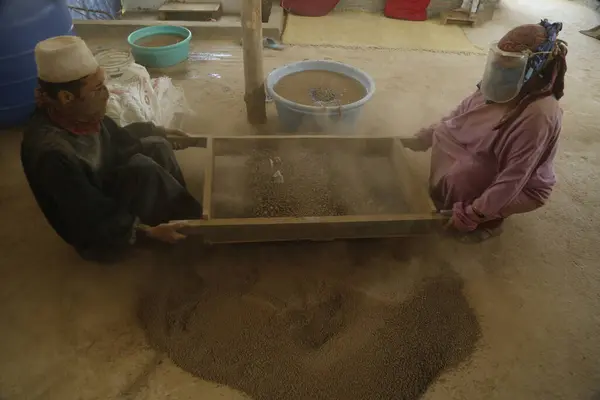 August 2023 Srinagar Kashmir India Kashmiri Potter Cleaning Clay Make — Stock Photo, Image