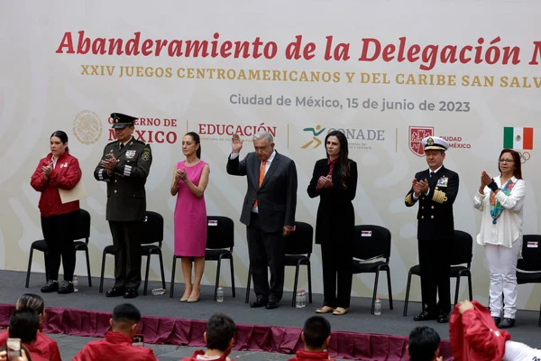 2023年6月15日 墨西哥城 墨西哥总统安德烈斯 曼努埃尔 洛佩兹 奥夫拉多尔和国家体育和运动委员会主任安娜 加布里埃拉 格瓦拉在圣萨尔瓦多Jcc的国旗挥动仪式上在圣萨尔瓦多 — 图库照片