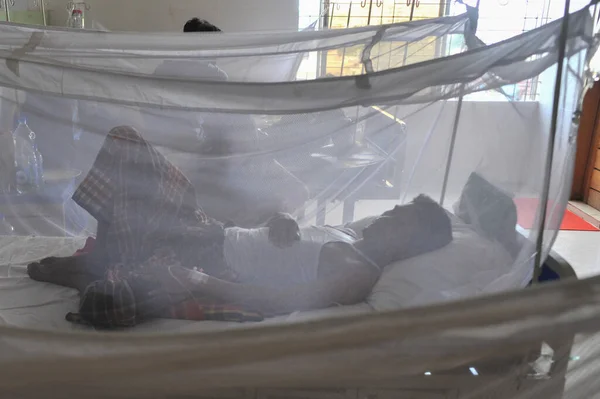 2023年7月26日 シレット バングラデシュ 蚊帳の下で感染した患者は バングラデシュのシェット マグマーマ医科大学 病院のデング熱角で治療を受けています 20人以上の患者がデングコーナーに入院しています — ストック写真
