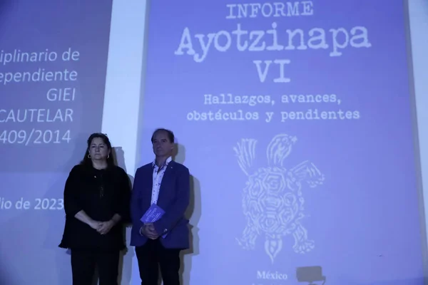 2023年7月25日 墨西哥城 来自多学科独立专家小组的专家Angela Buitrago和Carlos Beristain 后者在墨西哥Ci特拉特洛尔科大学文化中心关于Iguala案件的第六次报告期间 — 图库照片