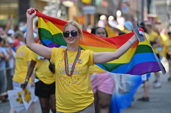 2023年6月25日 加拿大多伦多 数千人聚集在多伦多市中心庆祝同性恋骄傲2023年3月 步行穿过城市的主要街道 支持Lgbtttiq 2023年6月25日在加拿大多伦多 照片来自Ar — 图库照片