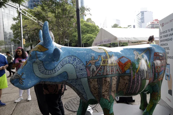 2023年7月23日 墨西哥城 超过50头玻璃纤维奶牛在Reforma大道展出 作为2023年墨西哥城牛游行 2023 Mexico City Cow Parade 的一部分 — 图库照片