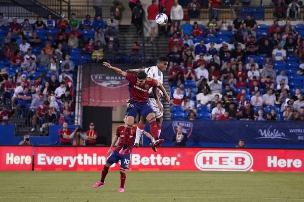 15 Nisan 2023, Frisco, ABD: Real Salt Lake defans oyuncusu Brayan Vera ve FC Dallas defans oyuncusu Geovane de Jesus Rocha FC Dallas ve Real Salt Lake arasında Toyota Stadyumu 'nda oynanan MLS maçı sırasında başlık mücadelesi verdiler.