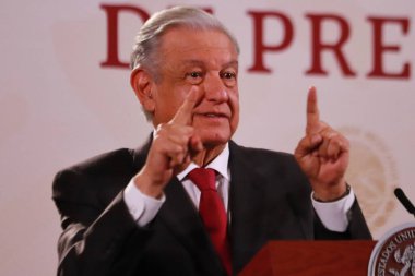 23 Ağustos 2023 'te Mexico City' de Meksika Devlet Başkanı Andres Manuel Lopez Obrador 23 Ağustos 2023 'te Mexico City, Meksika' da ulusal sarayda gazeteciler önünde düzenlenen brifing sırasında jest yaptı.