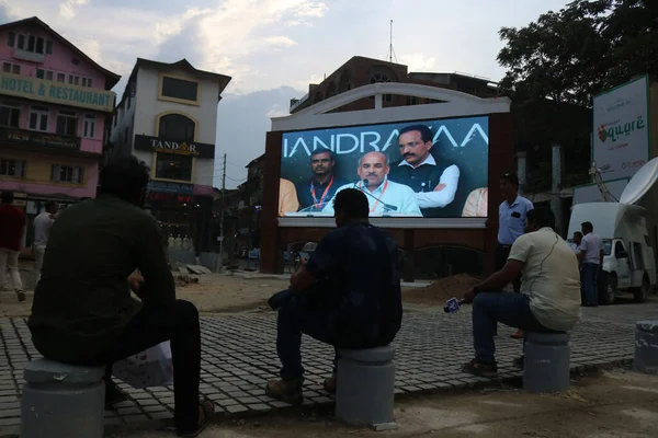 Agosto Srinagar Kashmir India Gente Guarda Una Diretta Televisiva Dello — Foto Stock