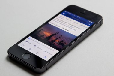 Kullanıcılar tarafından en çok kullanılan sosyal ağlardan birini gösteren bir cep telefonu resmi, facebook
