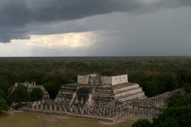 Chichen Itza arkeolojik alanının genel görünümü, M.Ö. 3000 yılında kurulan Maya kültürünün bilginin ve ibadet yerinin sembolü..
